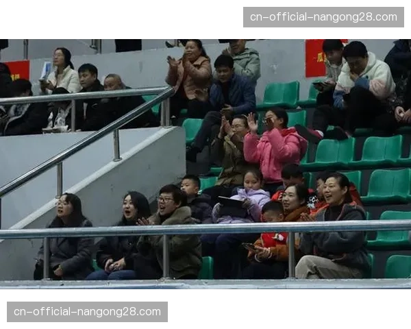 定安擂台赛灯光球场内掌声、喝彩声、加油声此起彼伏，赛场氛围热烈高涨