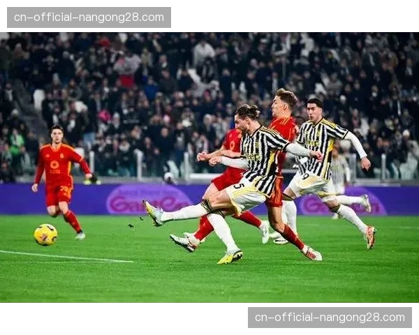 特写：弗拉霍维奇任意球中柱，什琴斯尼惊险扑救