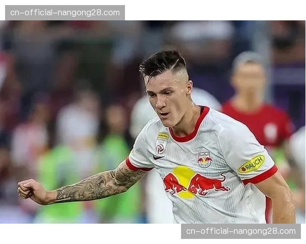 特写：在训练场加练任意球，柏林联队长特里梅尔的日常